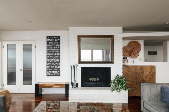 2165 Balboa Ave, Del Mar CA: https://media.crmls.org/mediaz/40636504-0b60-41a8-855b-513ec05426b5.jpg