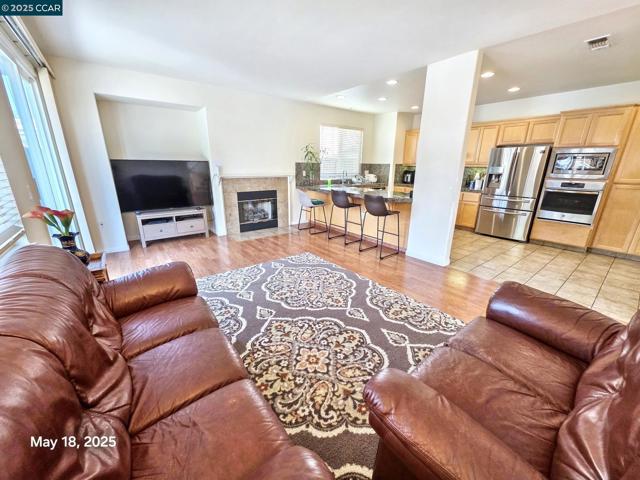 881 Meadow View Dr, Richmond CA: https://media.crmls.org/mediaz/4063d203-8bb4-49e1-aaa1-5e6f1cf5ba32.jpg