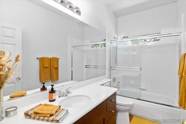 2385 Amber Oak Ln, Escondido CA: https://media.crmls.org/mediaz/4063f4cb-f403-438d-bb20-c07d4970bc3e.jpg