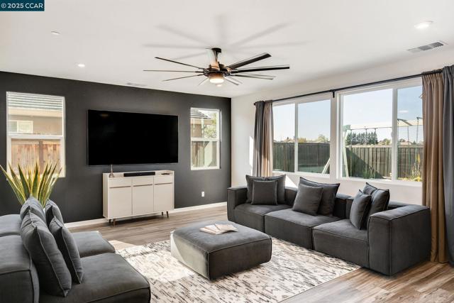 9603 Del Seis Dr, Sacramento CA: https://media.crmls.org/mediaz/4063f500-072b-405f-a20b-83908655a97e.jpg