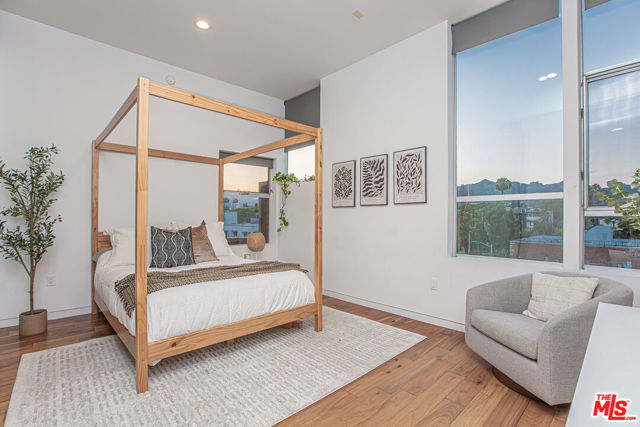 1140 N Formosa Avenue, West Hollywood CA: https://media.crmls.org/mediaz/4065af64-69a1-4349-a917-a792d04d7fe7.jpg