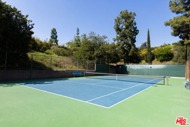 6708 Hillpark Drive, Los Angeles CA: https://media.crmls.org/mediaz/40668904-0f67-4161-ac62-f91583eb2cc8.jpg