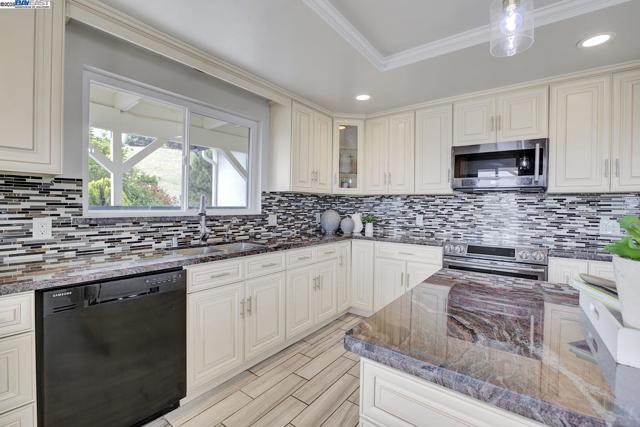 10705 Dublin Canyon Rd, Pleasanton CA: https://media.crmls.org/mediaz/4066e969-3d06-4f44-b7e9-cb0b2ab1bb14.jpg