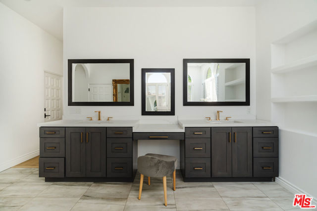 609 21st Place, Santa Monica CA: https://media.crmls.org/mediaz/40670c26-c6ac-44a9-b50d-d793d42b1eea.jpg
