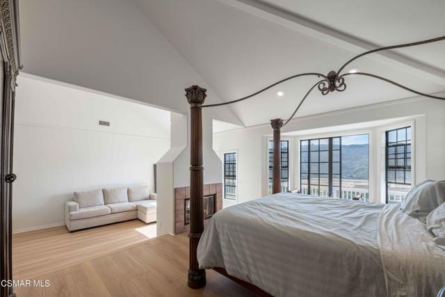 11300 Highridge Court, Camarillo CA: https://media.crmls.org/mediaz/4068b222-f82d-439c-9dcc-dbc32deb27d0.jpg