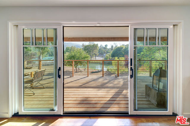 2310 Laguna Circle Drive, Agoura Hills CA: https://media.crmls.org/mediaz/4068fe60-5240-4a4c-9b13-470c49985fe4.jpg