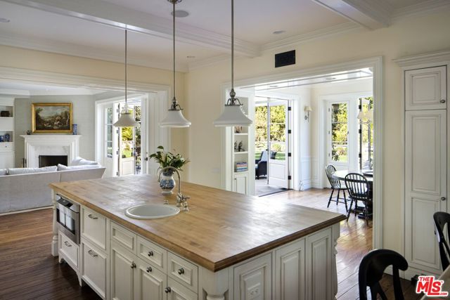 1667 Amalfi Drive, Pacific Palisades CA: https://media.crmls.org/mediaz/40693011-b12f-4eff-bee8-b9957554622e.jpg