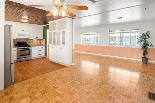 2700 Valley Parkway, Escondido CA: https://media.crmls.org/mediaz/4069f19c-015d-4cbb-9d3f-dfcabbca08ce.jpg