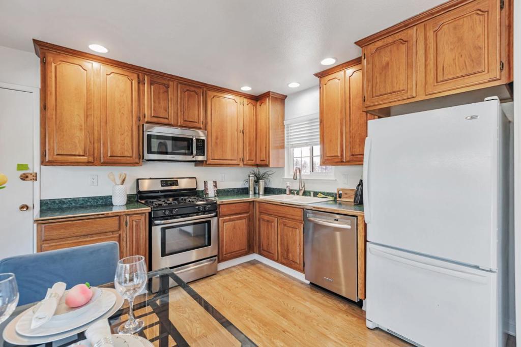 https://media.crmls.org/mediaz/406b4540-edc7-4b8f-a713-89adb3276392.jpg?preset=X-Large