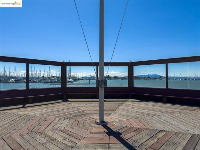 7 Commodore DR, Emeryville CA: https://media.crmls.org/mediaz/406c2790-cb5b-4c9e-9810-0ec21f3ec77a.jpg