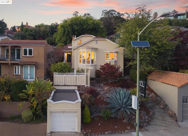 6314 Broadway Ter, Oakland CA: https://media.crmls.org/mediaz/406c9114-3e39-4553-9bc0-14c418ef5106.jpg
