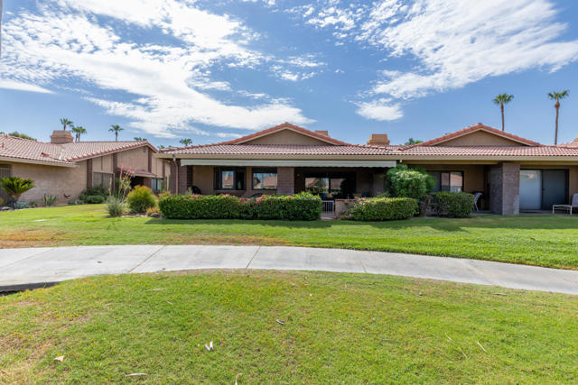 40 Joya Drive, Palm Desert CA: https://media.crmls.org/mediaz/406cc003-9d6b-4b0e-b1d7-305ac6f5f9ba.jpg