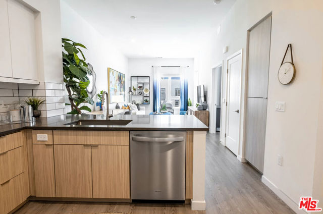 5075 Camino De La Siesta, San Diego CA: https://media.crmls.org/mediaz/406e2da9-2863-4c1f-9c10-afe29a785edd.jpg