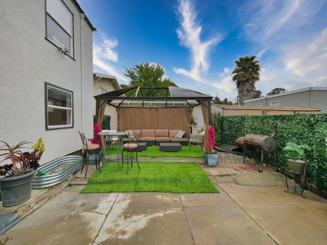 3000 56th Avenue, Oakland CA: https://media.crmls.org/mediaz/406e746f-4709-4422-9d12-2f95639bfa41.jpg