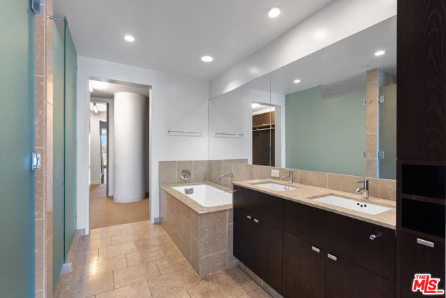 6250 HOLLYWOOD Boulevard, Los Angeles CA: https://media.crmls.org/mediaz/406f1461-8874-46c3-9ad7-75a009c8ac6a.jpg