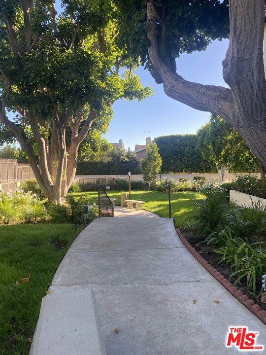https://media.crmls.org/mediaz/40700881-c444-4123-8e8c-5281653af7e6.jpg?preset=X-Large