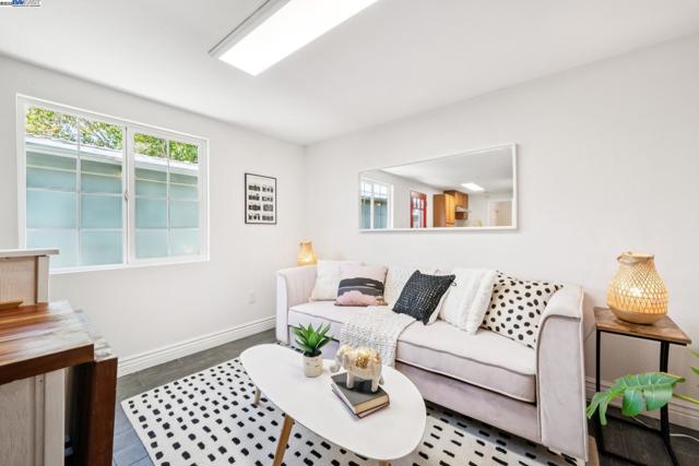 2449 26TH AVENUE, Oakland CA: https://media.crmls.org/mediaz/4070238f-cfc5-4153-b83a-d50d8de52a4b.jpg