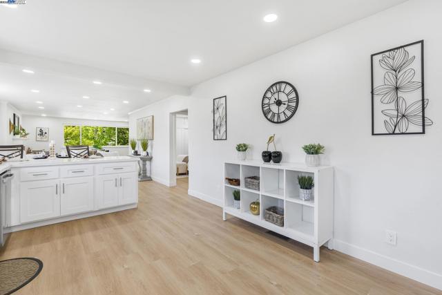 3914 Laguna Ave, Oakland CA: https://media.crmls.org/mediaz/40710a30-3d5b-487e-be2f-35fd63269ed0.jpg