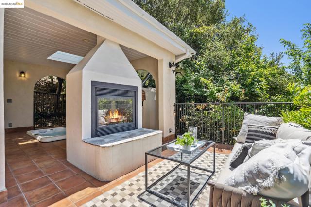 6051 MARGARIDO Dr, Oakland CA: https://media.crmls.org/mediaz/40718798-3703-4a7d-98ac-c9b65908f86c.jpg