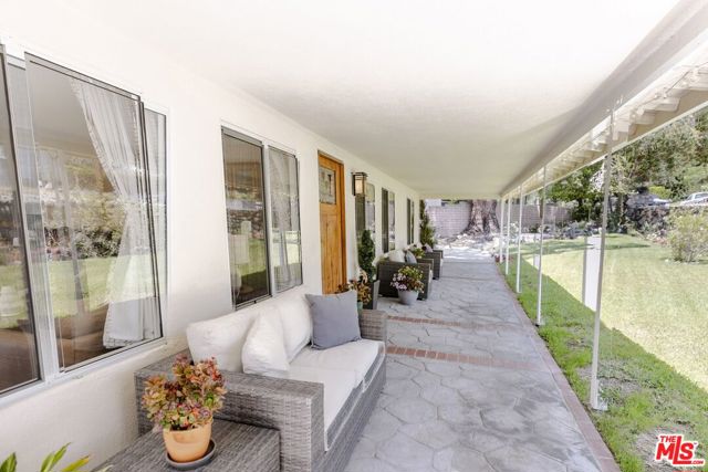 2916 Henrietta Avenue, La Crescenta CA: https://media.crmls.org/mediaz/40718f3b-7842-46c4-bdde-1e682dfda048.jpg
