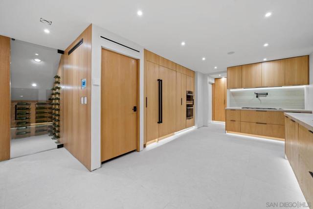 7372 76 Fay Ave, La Jolla CA: https://media.crmls.org/mediaz/40719934-dac8-456d-9bc5-2bacab8ac3f1.jpg