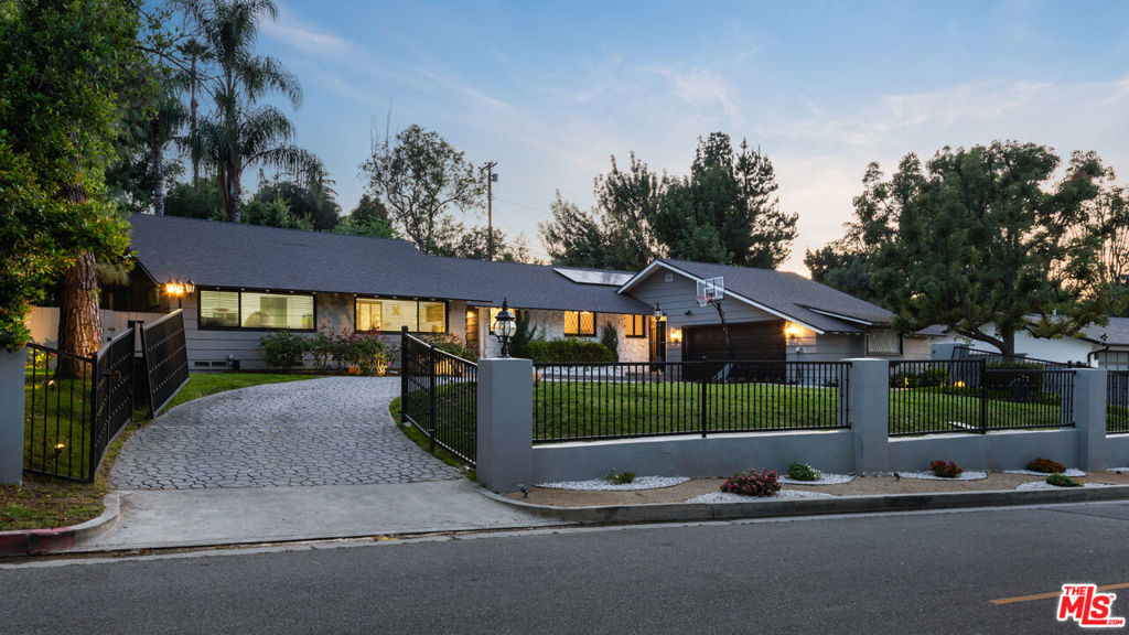 4945 Winnetka Avenue, Woodland Hills, CA 91364