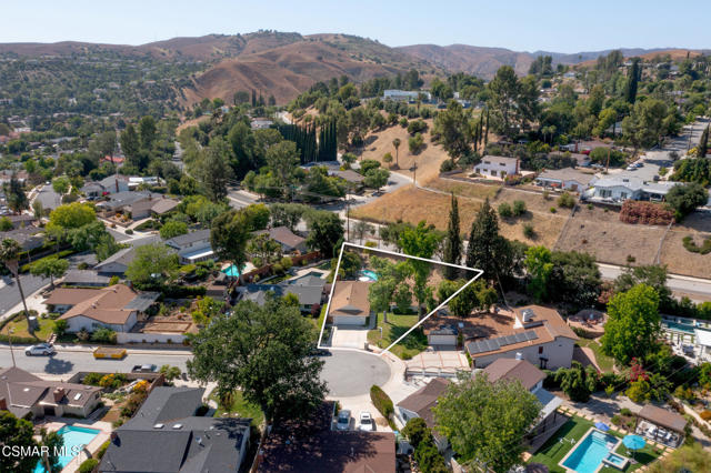 26007 Philrich Circle, Calabasas CA: https://media.crmls.org/mediaz/4073a99c-6bd3-4d7b-96b4-ef2e037b3d36.jpg