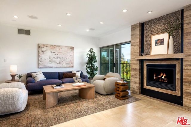 949 N Kings Road, West Hollywood CA: https://media.crmls.org/mediaz/4073dacc-f6be-4a32-875b-6e94c5b2d9e3.jpg