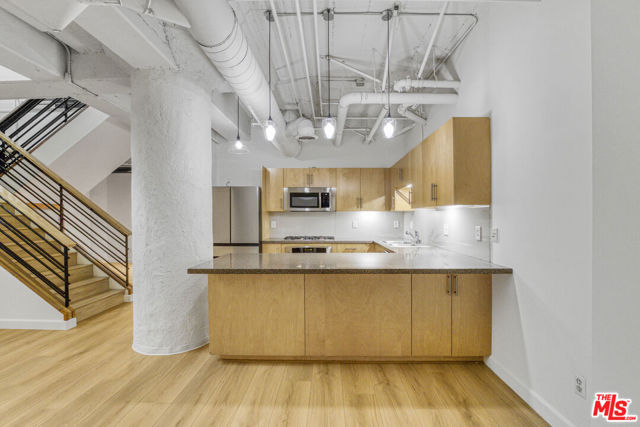 330 W 11th Street, Los Angeles CA: https://media.crmls.org/mediaz/40740e43-8778-4720-a083-1963aa5cf8f7.jpg
