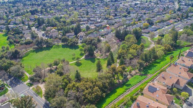 573 Junipero St, Pleasanton CA: https://media.crmls.org/mediaz/4074fe24-a099-4035-afba-0426e2962041.jpg