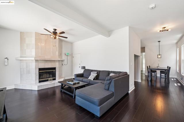 557 33Rd St, Oakland CA: https://media.crmls.org/mediaz/407536ba-f0c6-4e2c-91cf-e1058bfafe64.jpg