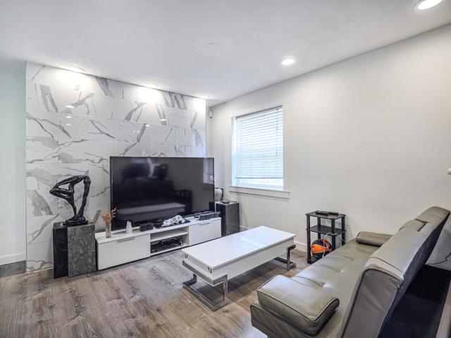 507 Market Street, Santa Cruz CA: https://media.crmls.org/mediaz/40762510-0602-45c1-ad67-7a6fdd58e6cc.jpg
