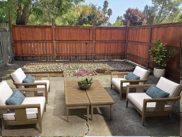 3107 Corona Dr, Davis CA: https://media.crmls.org/mediaz/407691eb-e5dc-4e09-91ab-a522f1ba8b9e.jpg