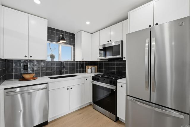 Detail Gallery Image 3 of 26 For 4880 Lantana Dr, San Diego,  CA 92105 - 2 Beds | 2 Baths