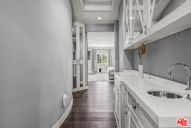 3170 KINGS Court, Los Angeles CA: https://media.crmls.org/mediaz/4077200e-4a4f-4eac-affa-a7644af8274d.jpg