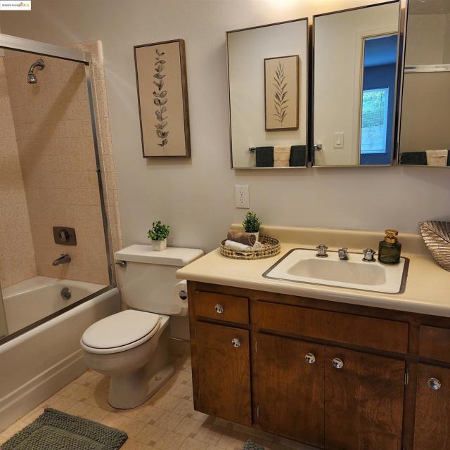 3312 Wisconsin St, Oakland CA: https://media.crmls.org/mediaz/40772634-3a8b-4b88-aa06-332df65ee710.jpg