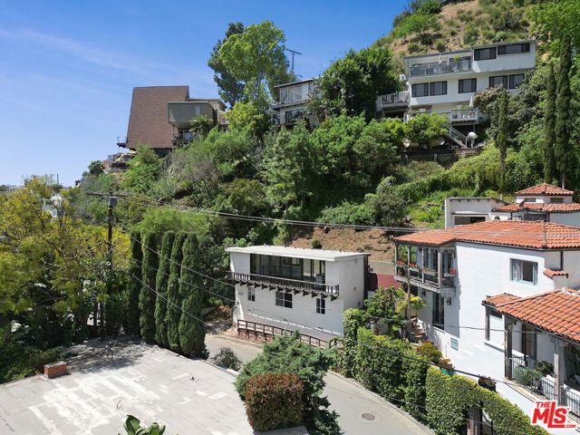 8629 Franklin Avenue, Los Angeles CA: https://media.crmls.org/mediaz/4078ab38-eb4e-4143-ad24-704d1a95c8a2.jpg