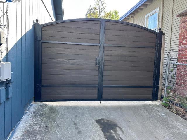 8065 earl st, Oakland CA: https://media.crmls.org/mediaz/40791d60-788f-4de0-986c-b681a4f573f4.jpg
