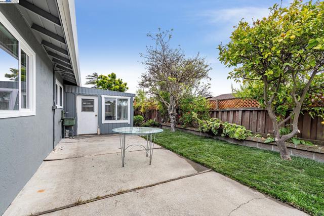 413 Grand St, Alameda CA: https://media.crmls.org/mediaz/40797f75-7ae4-4cd3-82f4-f28237d17956.jpg