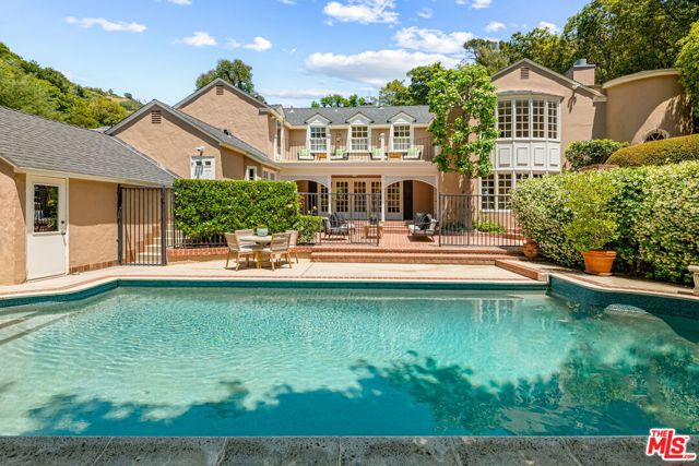 1376 San Ysidro Drive, Beverly Hills CA: https://media.crmls.org/mediaz/407b76c6-0eb8-4bd4-a83a-02dfcc7b8304.jpg