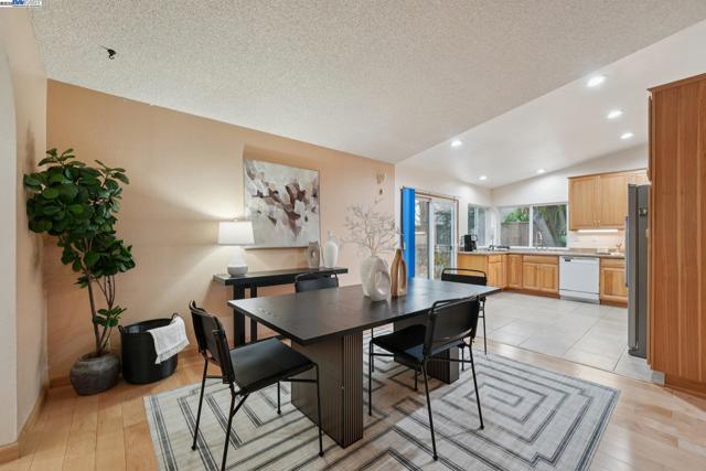 4942 Rocklin Dr, Union City CA: https://media.crmls.org/mediaz/407c08f3-eb91-445f-81b0-141e6e8c9337.jpg