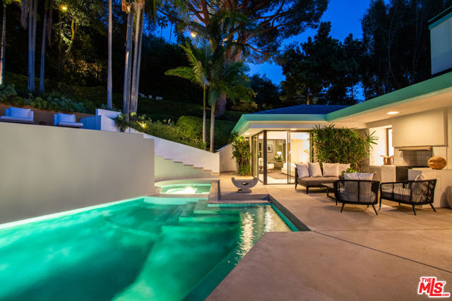 2034 Outpost Drive, Los Angeles CA: https://media.crmls.org/mediaz/407c4584-dd2d-4f07-882a-cebc893cc1f4.jpg