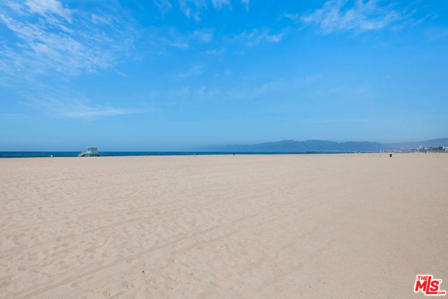16 Quarterdeck Street, Marina del Rey CA: https://media.crmls.org/mediaz/407e10f0-f651-495a-a344-9ac310ea815b.jpg