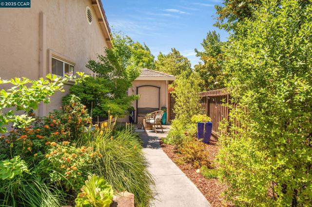 302 Columbia Cir, Benicia CA: https://media.crmls.org/mediaz/407e25a8-8124-4e99-9bff-ed691a16e5e7.jpg