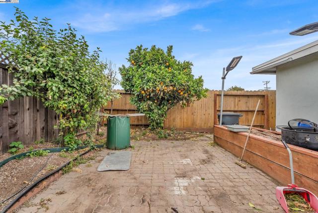 28458 Etta Ave, Hayward CA: https://media.crmls.org/mediaz/407e45b6-b4cb-4a9a-9b6a-be8e04f965a7.jpg
