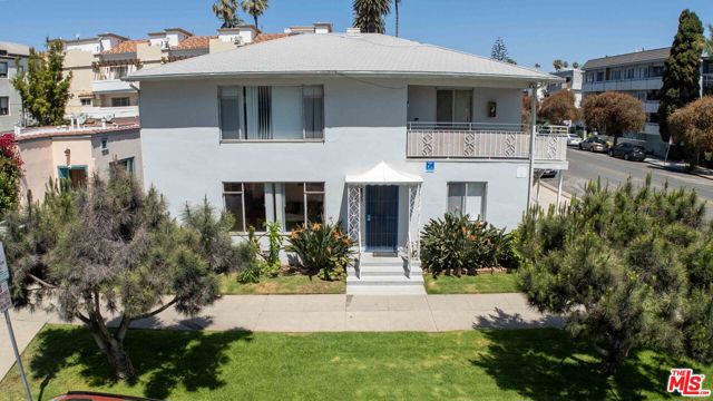 231 California Avenue, Santa Monica CA: https://media.crmls.org/mediaz/407e71c2-7ebf-4031-83ad-79ae64503a13.jpg