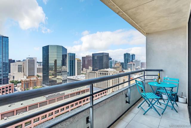 700 Front St, San Diego CA: https://media.crmls.org/mediaz/407ebd8a-6209-4693-9334-89c93a1e0553.jpg