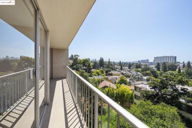 1 Kelton Ct, Oakland CA: https://media.crmls.org/mediaz/407fcf5f-4597-49db-9c57-fd110cab5a73.jpg