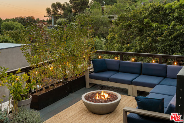 8556 Ridpath Drive, Los Angeles CA: https://media.crmls.org/mediaz/40805065-c1d6-467c-82ee-b644b1fdcf1e.jpg