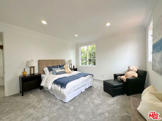 723 10th Street, Santa Monica CA: https://media.crmls.org/mediaz/4080db72-c86f-4d11-89f3-17658b84169d.jpg